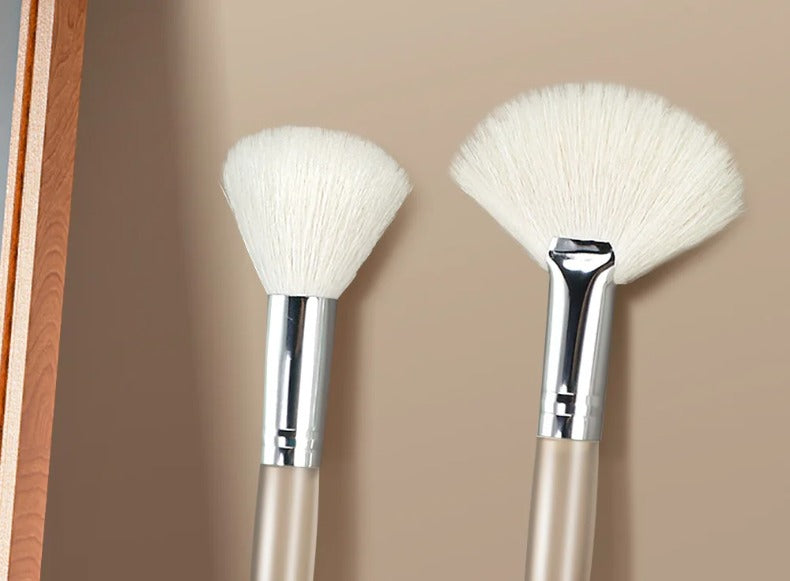 Soft Facial Cleansing Brush – Pore-Cleansing Face Wash & Mask Application Brush