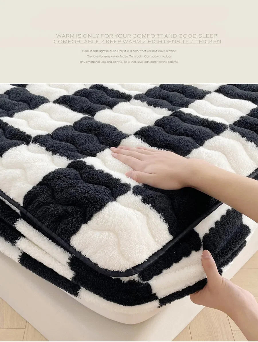 WASART Plush Warm Mattress Protector – Black & White Plaid Elastic Fitted Bed Pad