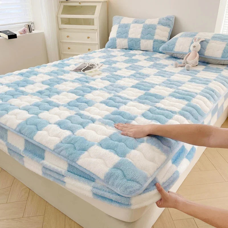 WASART Plush Warm Mattress Protector – Black & White Plaid Elastic Fitted Bed Pad