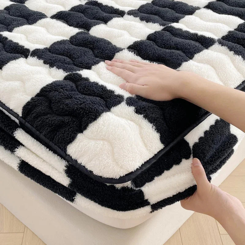 WASART Plush Warm Mattress Protector – Black & White Plaid Elastic Fitted Bed Pad