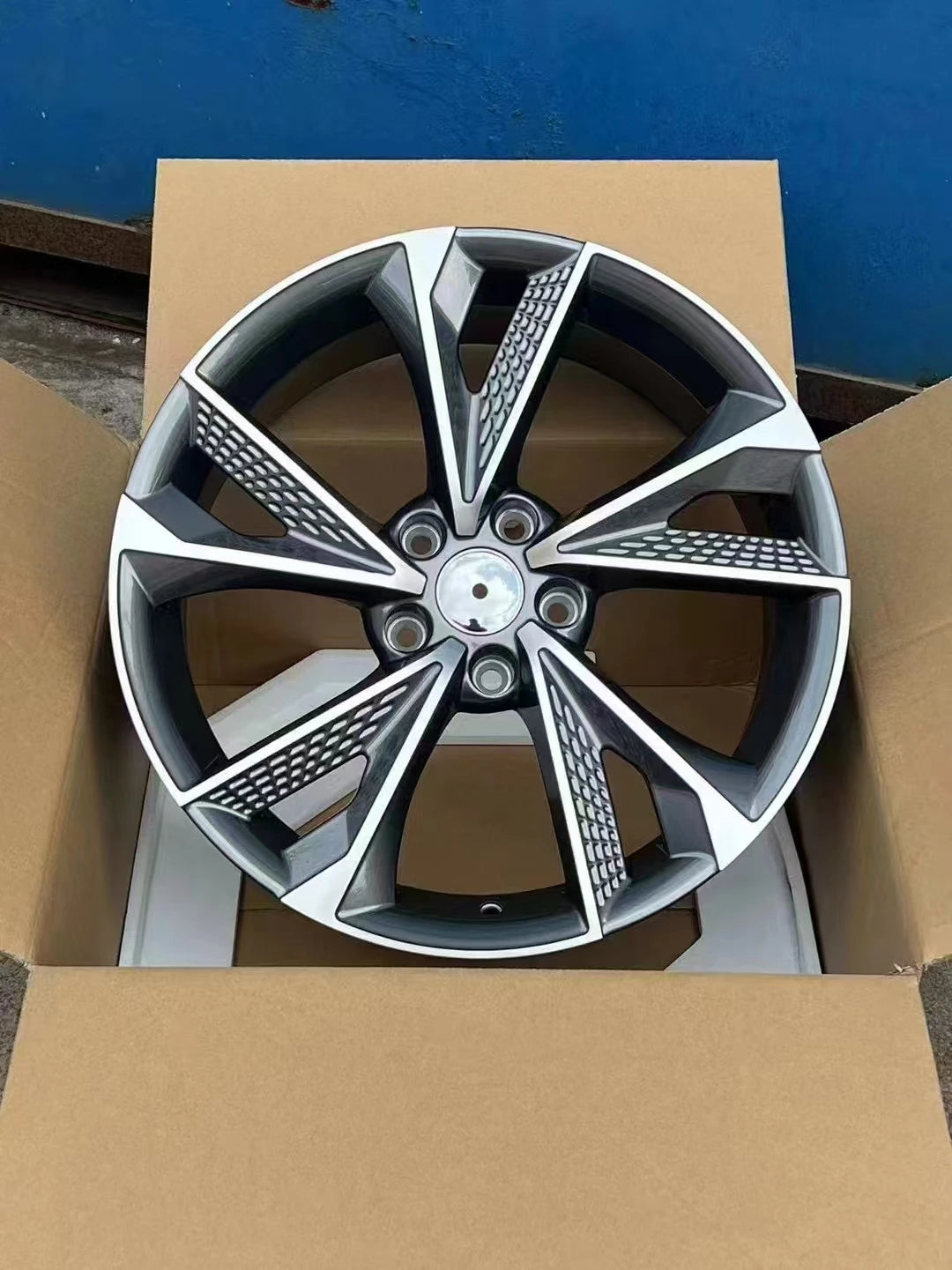 Five-Spoke Alloy Wheels – Black & Machined Finishes