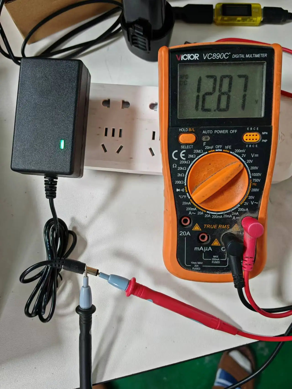 18650 Lithium Battery Charger – 12.6V 2A & 21V 1A for Screwdriver & Wrench Battery Packs (DC 5.5mm)