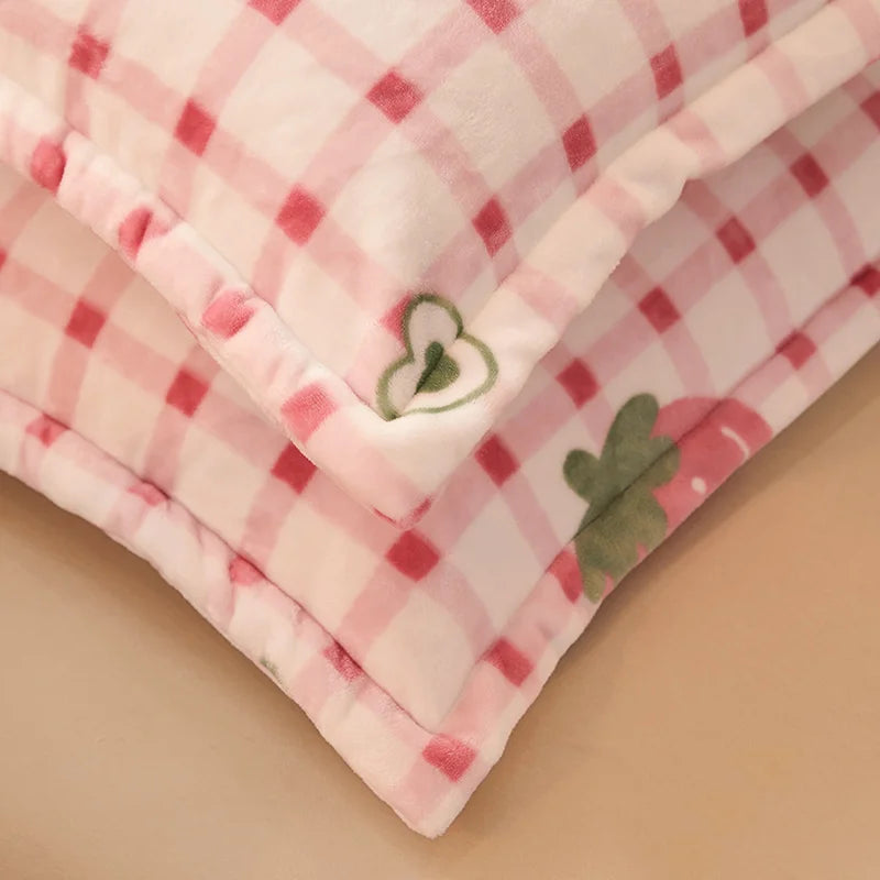 Strawberry Flannel Blanket – Soft Fuzzy Fleece Plush Throw for Girls, Bed, Sofa & Nap