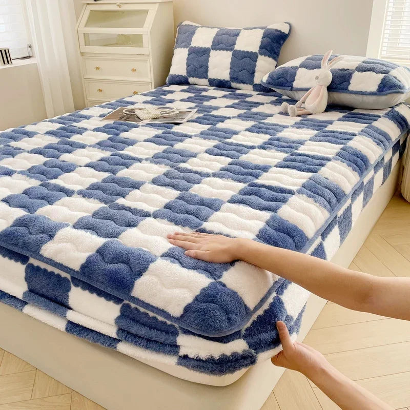WASART Plush Warm Mattress Protector – Black & White Plaid Elastic Fitted Bed Pad