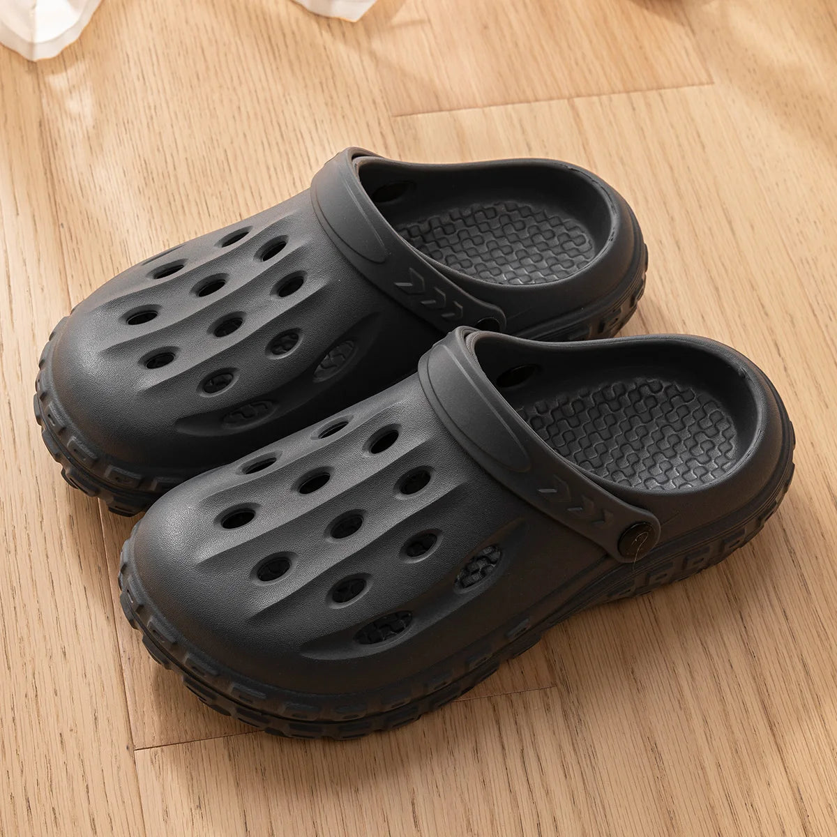 Unisex Closed-Toe Hole Shoes – Non-Slip Thick Soft Sole Beach Sandals
