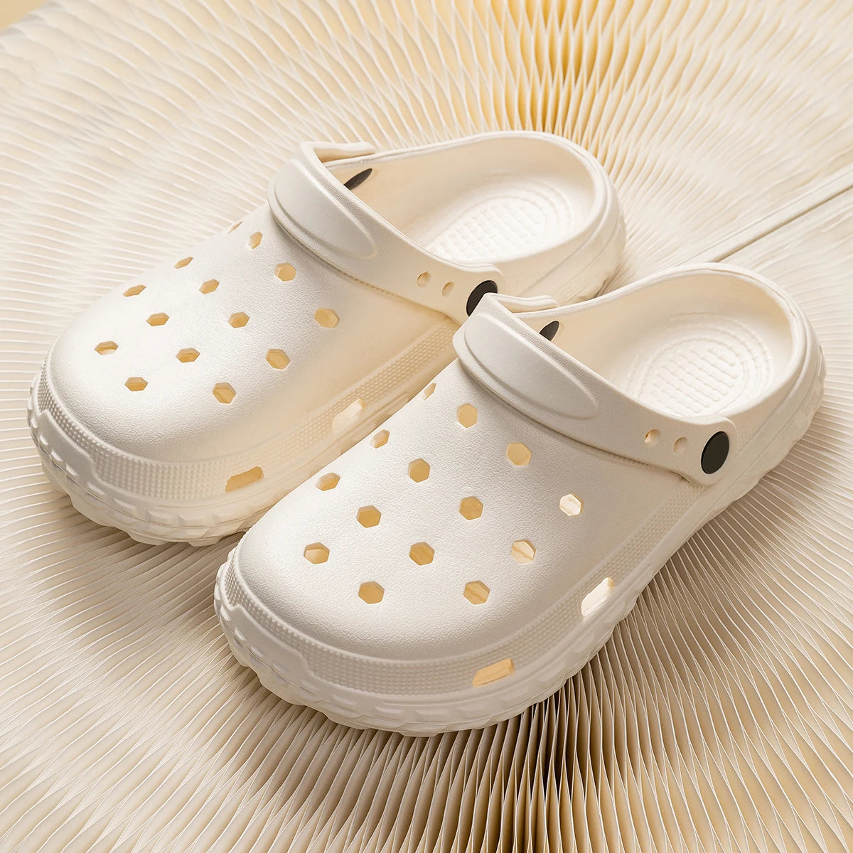 Unisex Closed-Toe Hole Shoes – Non-Slip Thick Soft Sole Beach Sandals
