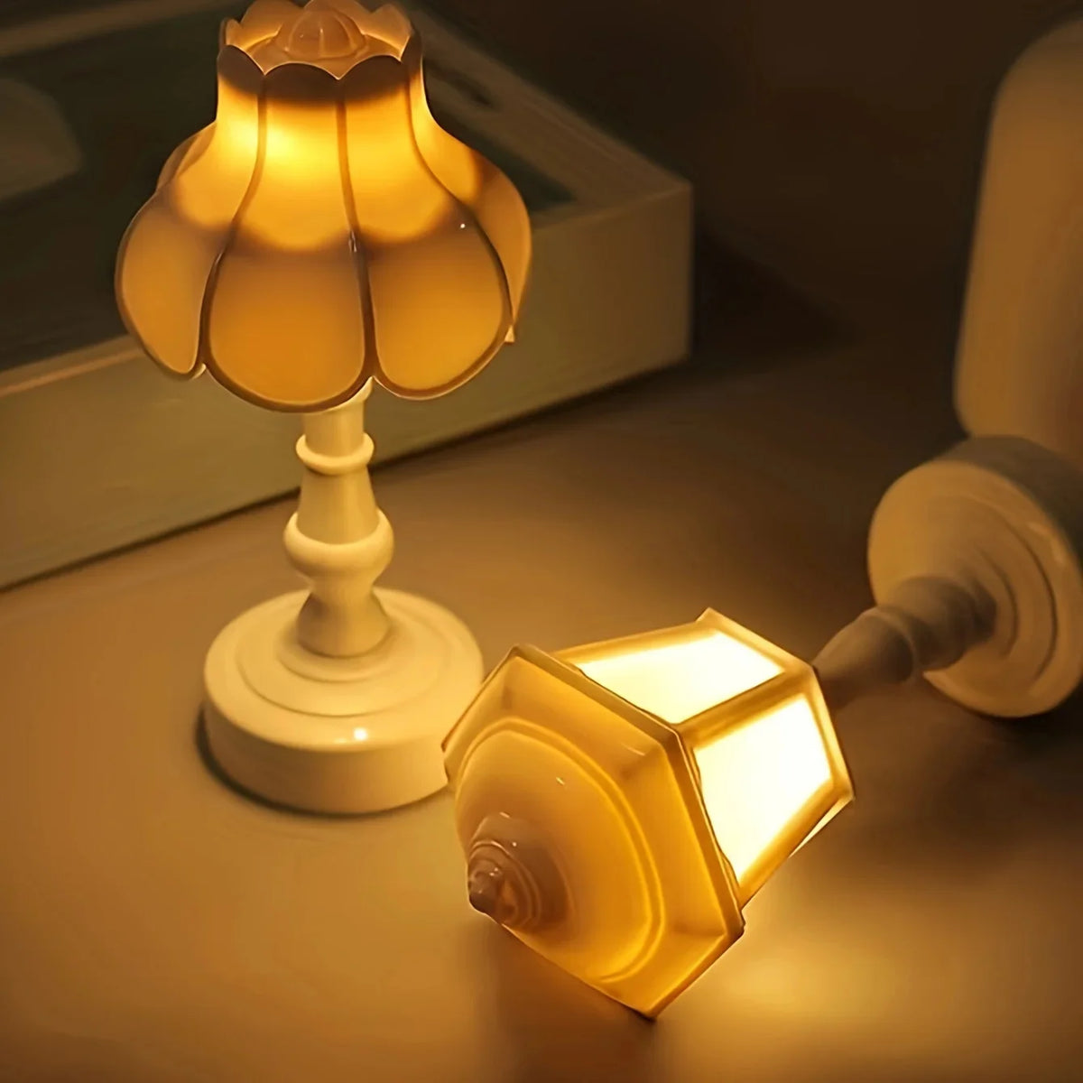 Flower Bud Table Lamp – Battery-Powered LED Accent