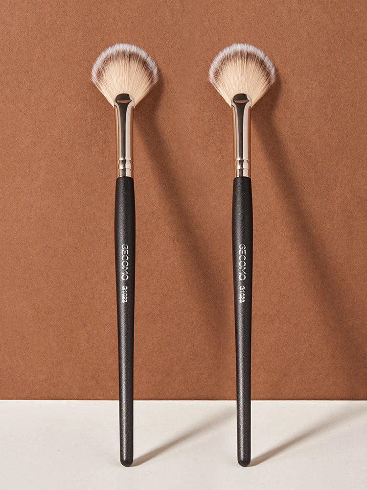 Soft Powder Blush & Highlighter Makeup Brush