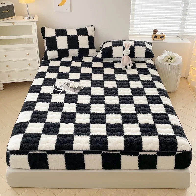 WASART Plush Warm Mattress Protector – Black & White Plaid Elastic Fitted Bed Pad