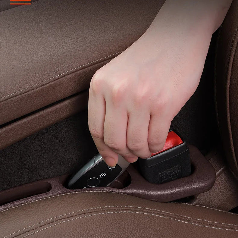 A close-up of a person's hand placing a black rectangular item into a brown car seat storage pocket, with Chinese promotional text overlaid in the upper left.