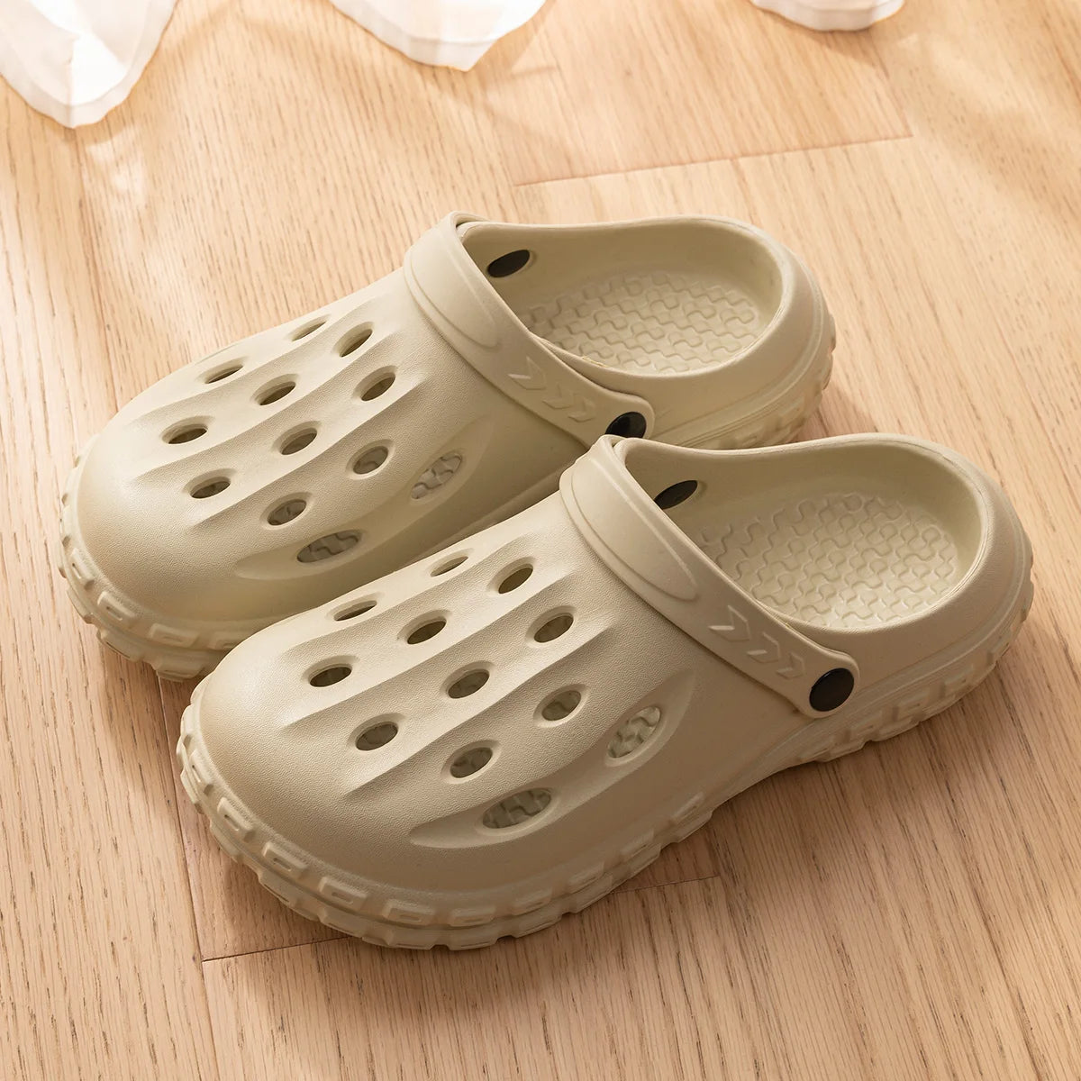 Unisex Closed-Toe Hole Shoes – Non-Slip Thick Soft Sole Beach Sandals