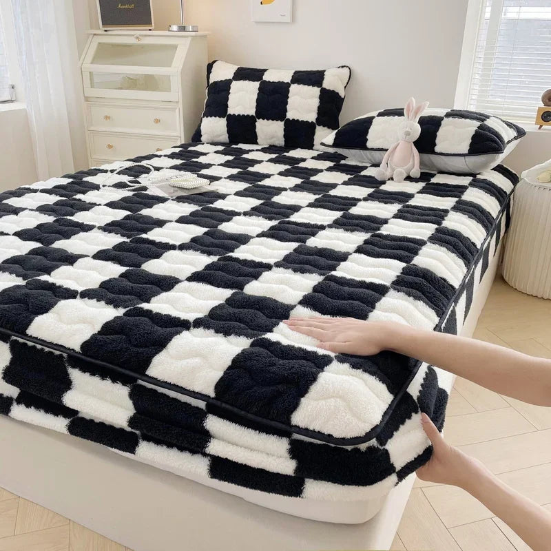 WASART Plush Warm Mattress Protector – Black & White Plaid Elastic Fitted Bed Pad