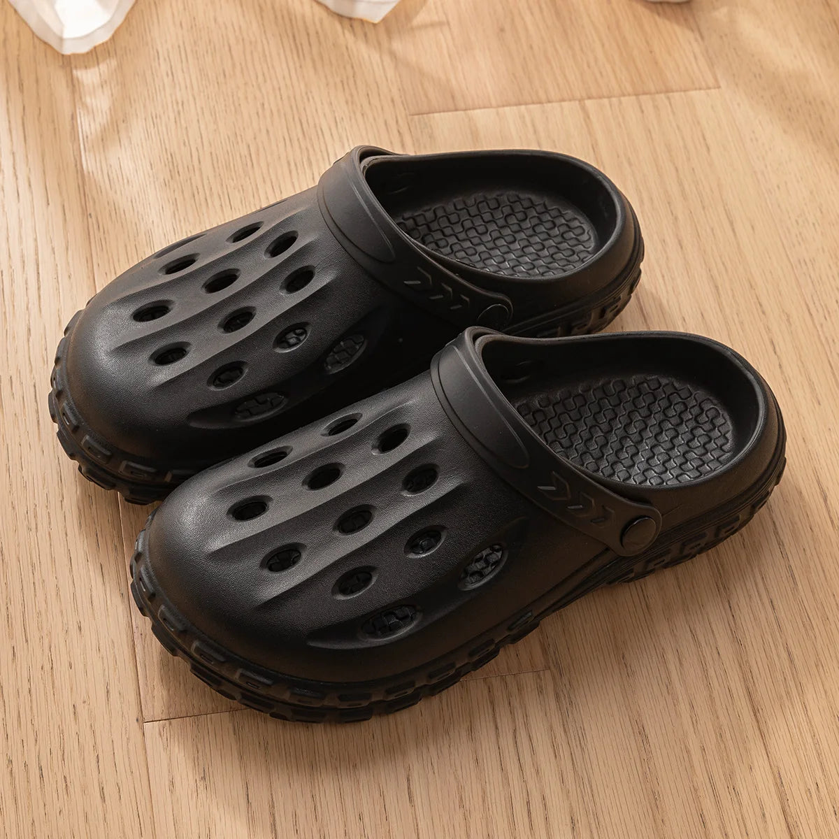 Unisex Closed-Toe Hole Shoes – Non-Slip Thick Soft Sole Beach Sandals