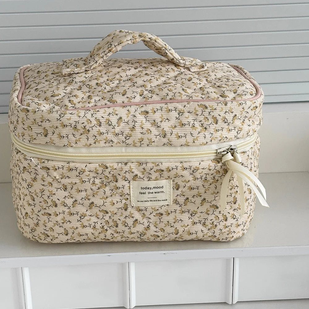 Vintage Floral Quilted Cosmetic Bag – Large Capacity Travel Makeup Organizer & Handbag Gift