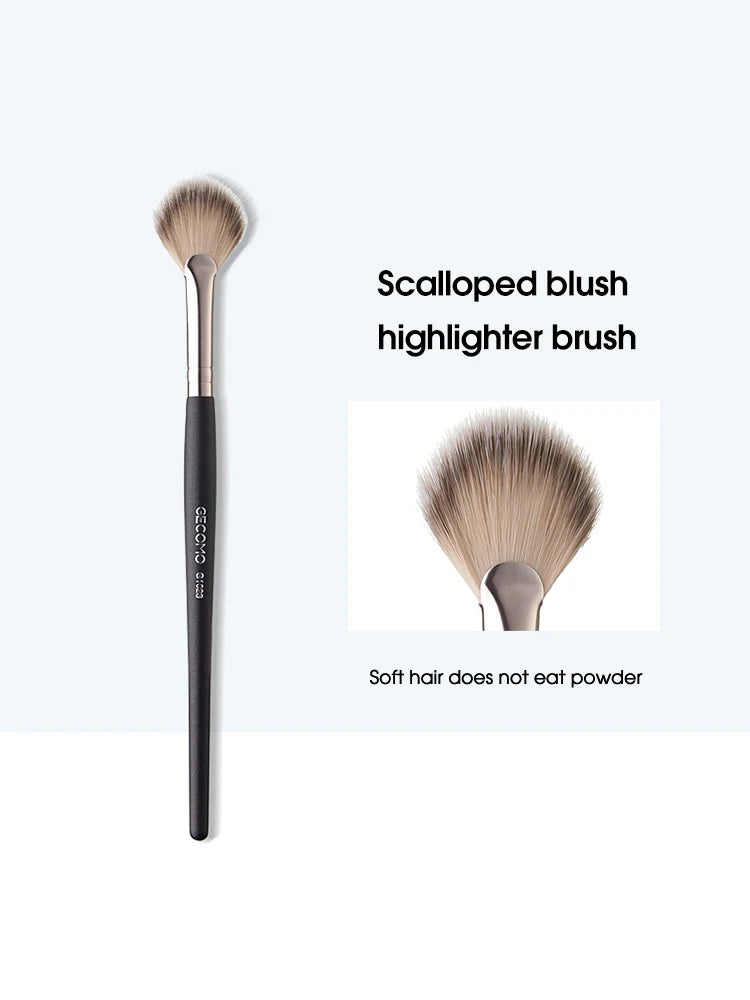 Soft Powder Blush & Highlighter Makeup Brush