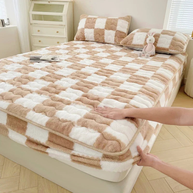 WASART Plush Warm Mattress Protector – Black & White Plaid Elastic Fitted Bed Pad