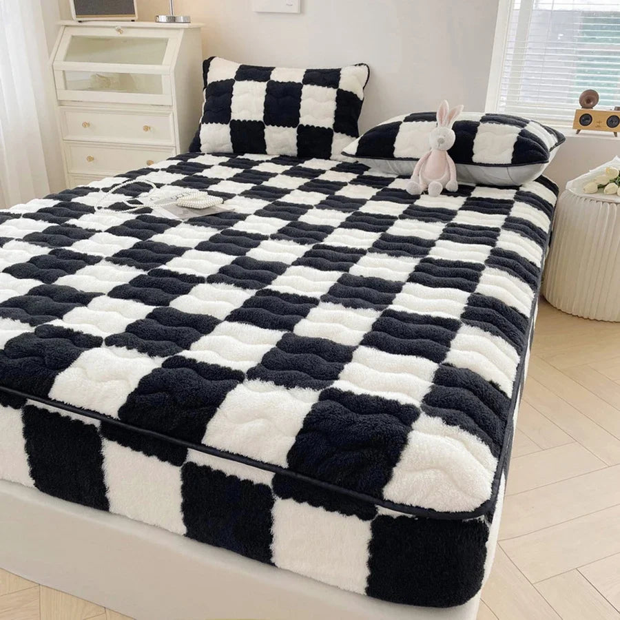 WASART Plush Warm Mattress Protector – Black & White Plaid Elastic Fitted Bed Pad