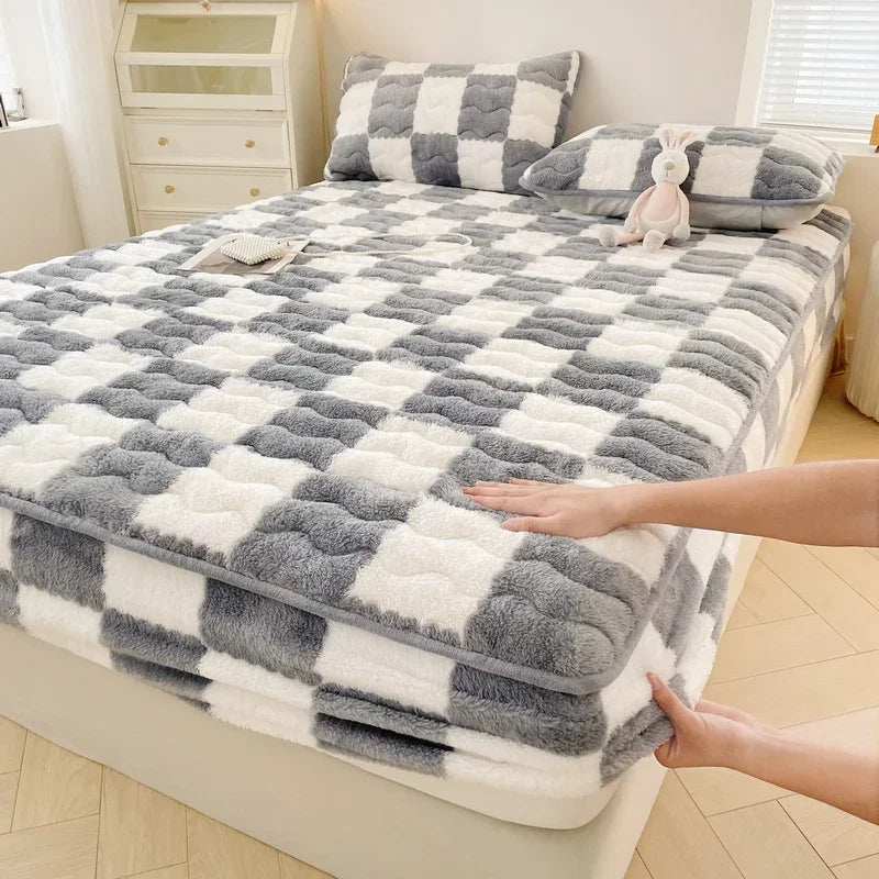 WASART Plush Warm Mattress Protector – Black & White Plaid Elastic Fitted Bed Pad